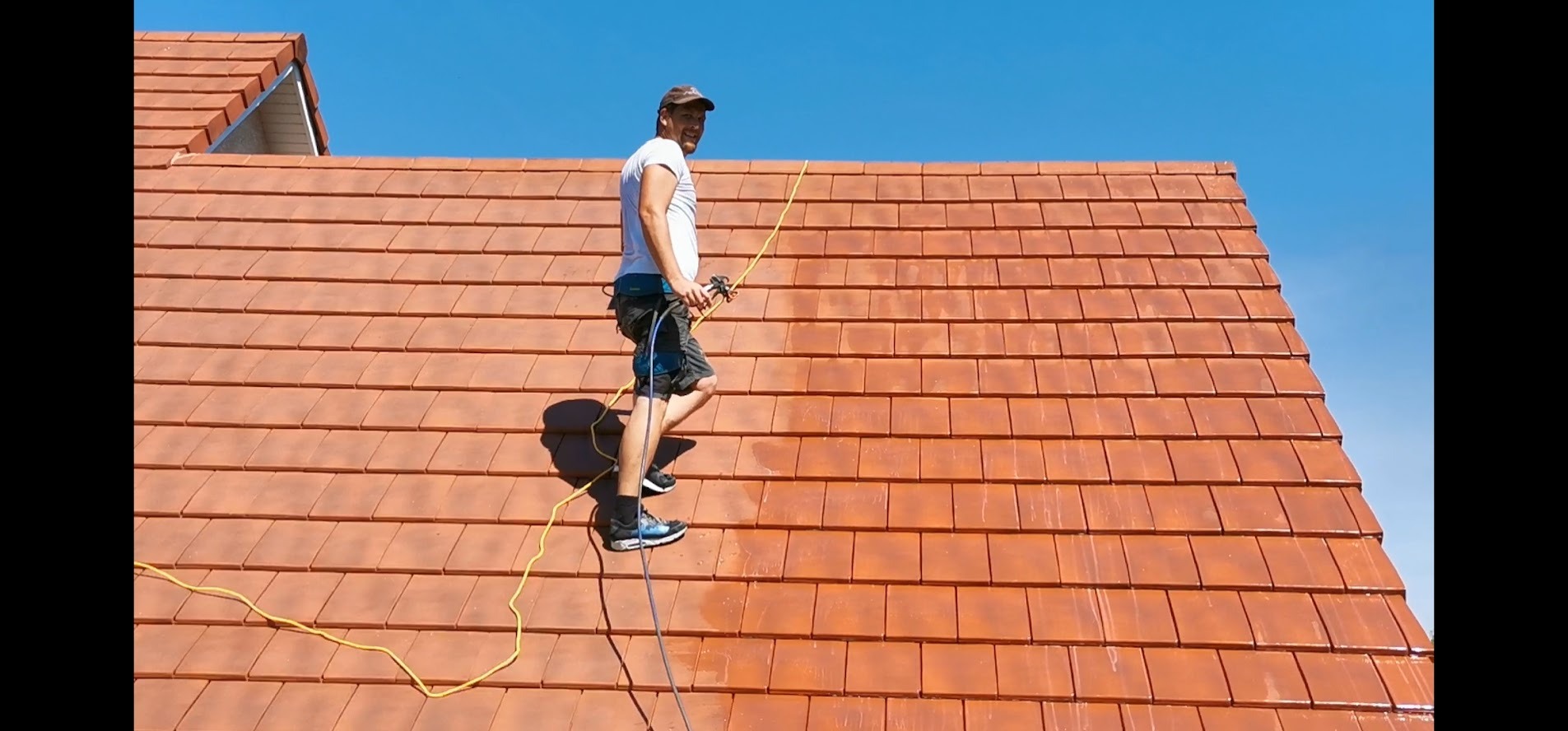 Prosper Lombardo, artisan couvreur, au travail sur une toiture en tuiles dans le Sundgau (68)